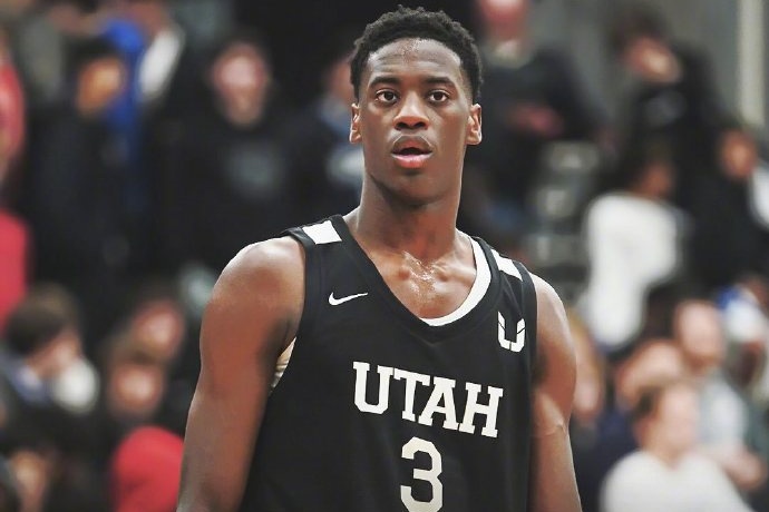 2026 年状元热门迪班萨与 Fanatics 达成八位数 NIL 合同 2026 年状元热门迪班萨与 Fanatics 达成八位数 NIL 合同