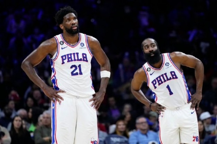 恩比德膝盖状况不佳,76人队续约决定引质疑 恩比德膝盖状况不佳,76人队续约决定引质疑